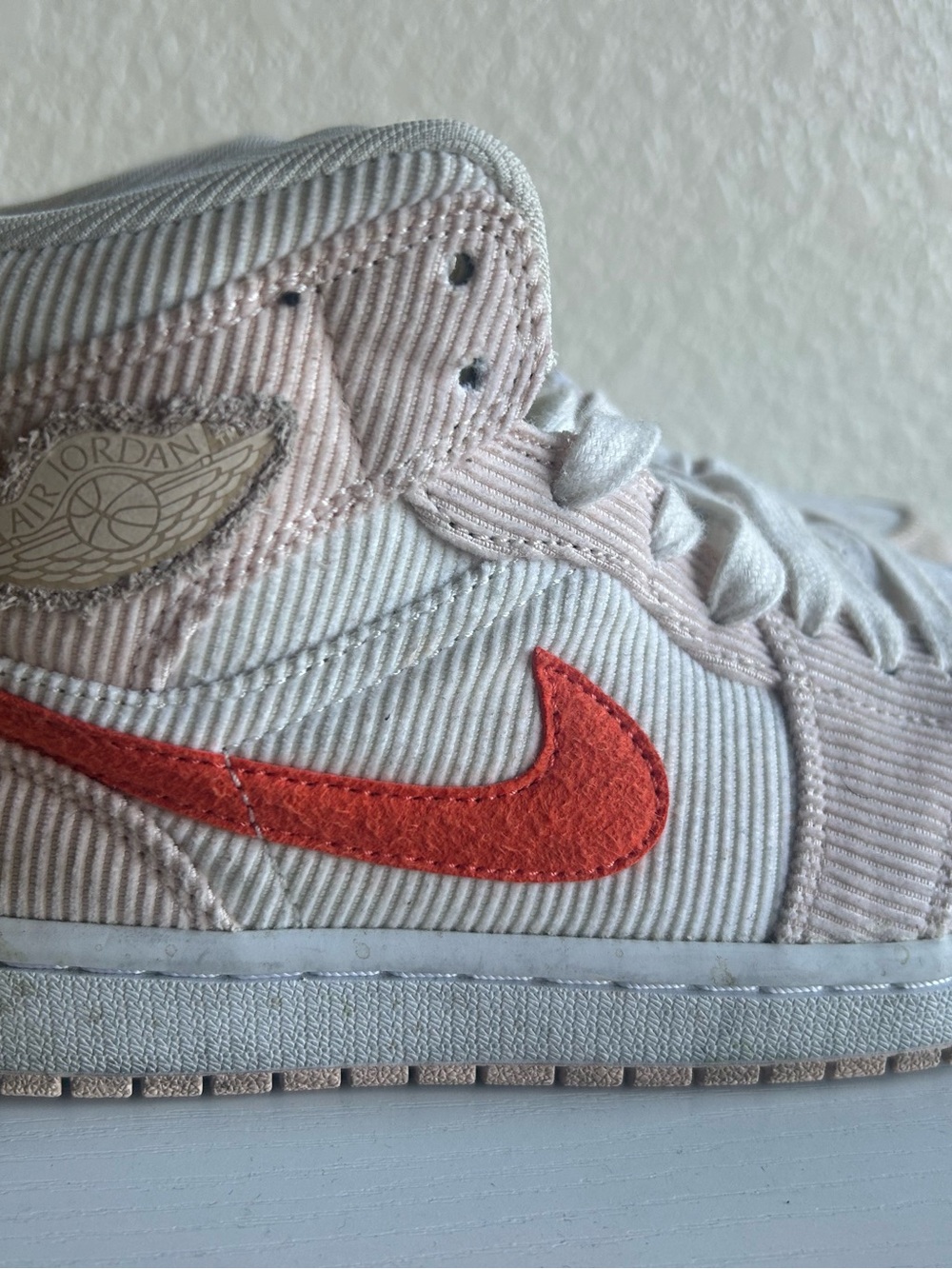Jordan woman High-Top Corduroy Sneakers in Off-White with Coral Swoosh - Picture 2 of 5